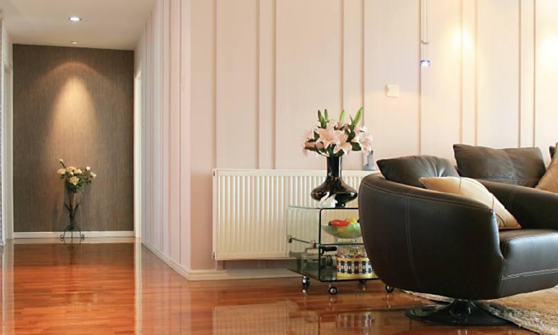 1565852409651070.jpg 在我們挑選暖氣片時,不僅要看價格,還要看產品和服務,才能避免吃虧上當。
選擇暖氣片從哪些角度出發?
1.看材質
材質影響到產品的使用和壽命。廠家選擇的材質過關,不僅在使用中減少漏水等問題,還能夠延長暖氣片的壽命。用戶在挑選材質時,可以咨詢一下鋼管或銅管的壁厚,一些特殊產品的片頭和壁厚是不同的,片頭需要加厚,才能抵抗住常年侵蝕。材質要求均勻,無凸起,無水波紋。
2.看安裝
很多廠家都有自己的安裝隊,或者有固定合作的安裝隊。安裝人員統一持證上崗,經驗豐富。對自己工廠的產品也比較了解,在測量、方案設計中考慮細致全面。暖氣片安裝時噪音小,測量、打孔、懸掛、打壓等步驟齊全考究,接口緊密,管路布局橫平豎直,彎管接頭少。
3.看工藝
暖氣片的生產工藝和品牌廠家密不可分。有些不良小廠家采用回收二手暖氣片,簡單去銹刷漆之后再投放市場,雖然暖氣片價格很便宜,但這種暖氣片往往使用不了一兩年就會漏水。真正品質好的暖氣片,往往通過下料、打孔、焊接、組裝、打壓、打磨、噴涂等幾十道精細工序生產而成,后還有嚴格的質檢。這樣的暖氣片使用起來才會安心。
4.看售后
正規產品都有相關的質保協議,在質保期內出現質量問題可以免費更換,因為暖氣片的品質問題給用戶造成的財產損失,還可以通過保險賠付。強大妥善的售后不僅是品牌實力的體現,也是產品過硬品質的體現。
5.看品牌
一款品牌形成往往需要多少年的沉淀和口碑傳播,才能在市場上占領一席之地。品牌類廠家,不僅有實力在選材、工藝方面投入較高的成本,在后期服務上也有相關的保障。一旦產品出現問題,可以免費更換,出現暖氣片不熱等問題,還可以上門維修。不會出現暖氣片漏水等問題找不到廠家、相互推卸責任等問題。
挑選暖氣片時,不僅要看價格,還要看產品和服務,才能避免吃虧上當。
更多資訊盡在鼎格舒適家,免費設計方案和報價。鼎格舒適家m.hbrskj.com(全稱四川鼎格舒適家科技有限公司)是知名成都地暖公司,專業提供地暖,暖氣片,中央空調,新風,凈水系統的銷售,設計,安裝等服務。